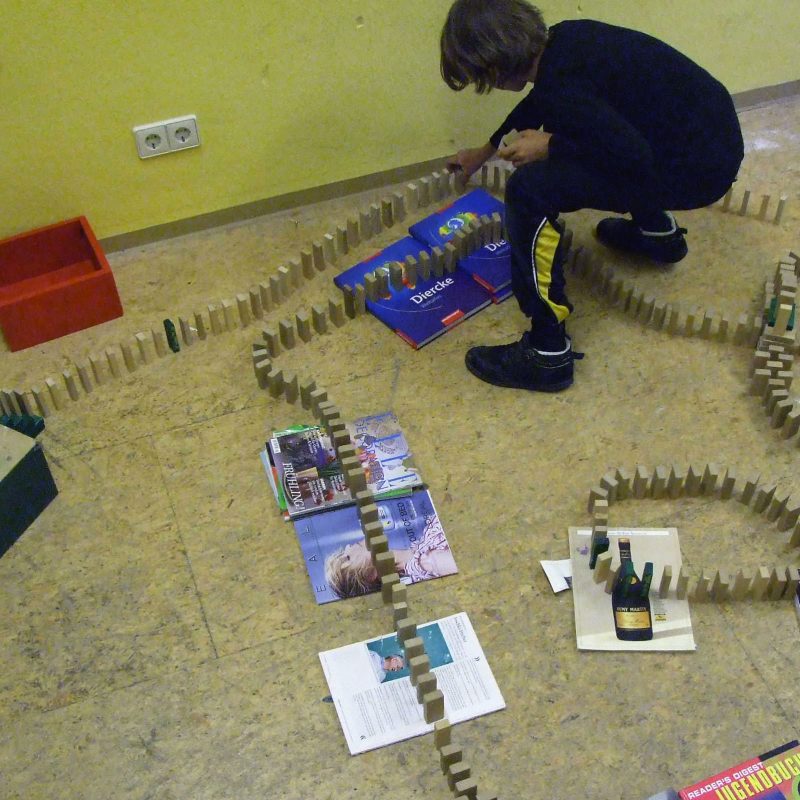 Freie Schule SPATZ - Kind mit Dominosteinen